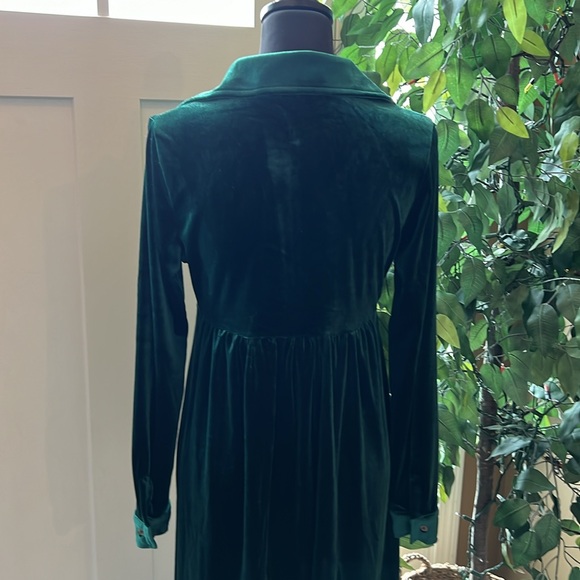Beautiful Green Velvet Long Sleeve Short Dress - Picture 3 of 3